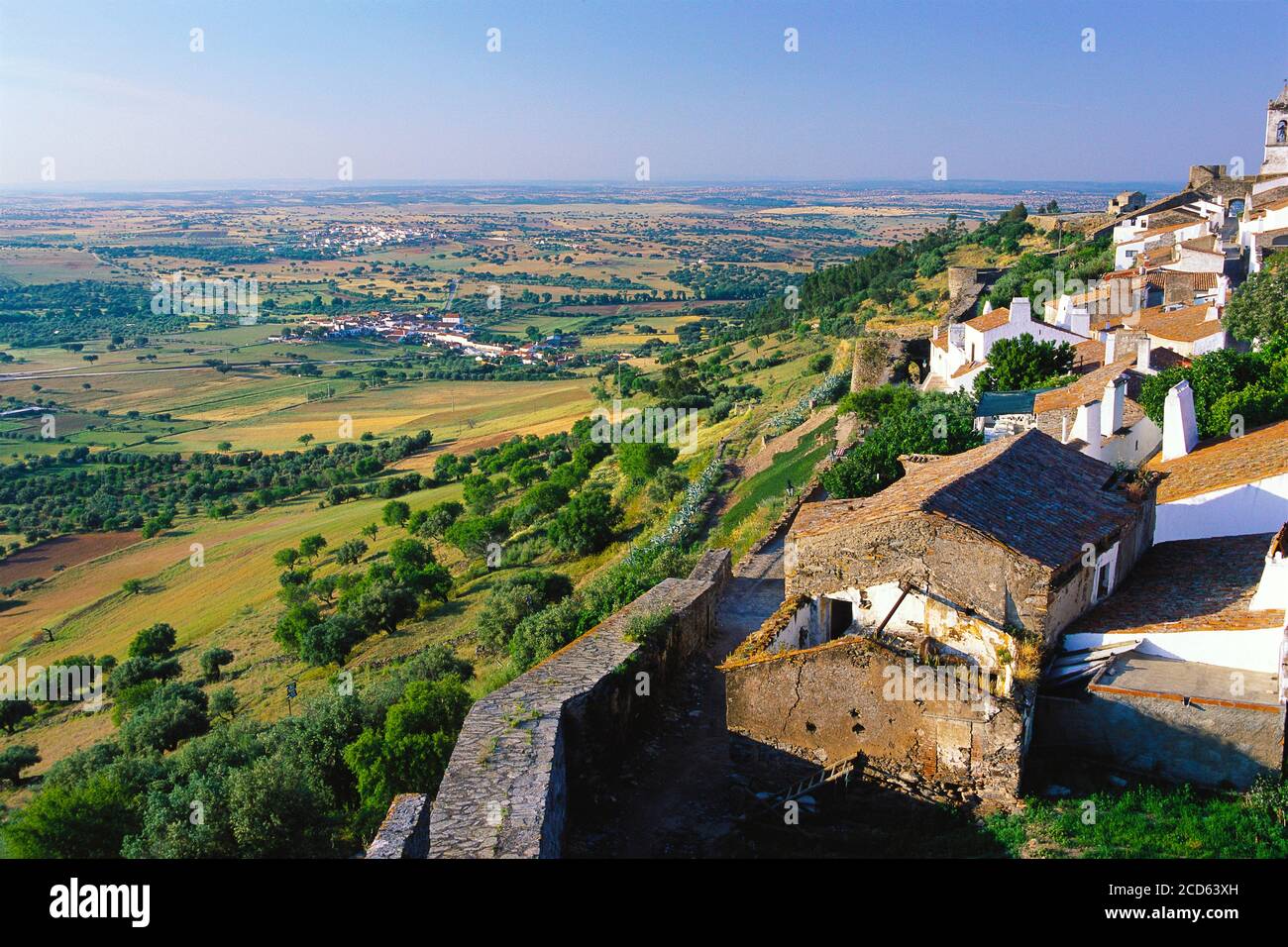 Bâtiments de la ville sur la colline et le paysage, Monsaraz, Evora District, Portugal Banque D'Images