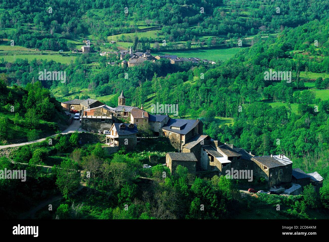 Village et arbres verts, Llesui, Lleida, Espagne Banque D'Images