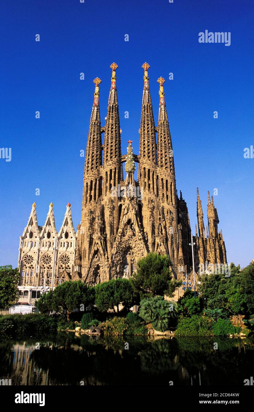 Vue extérieure de la Sagrada Familia contre un ciel dégagé, Barcelone, Espagne Banque D'Images