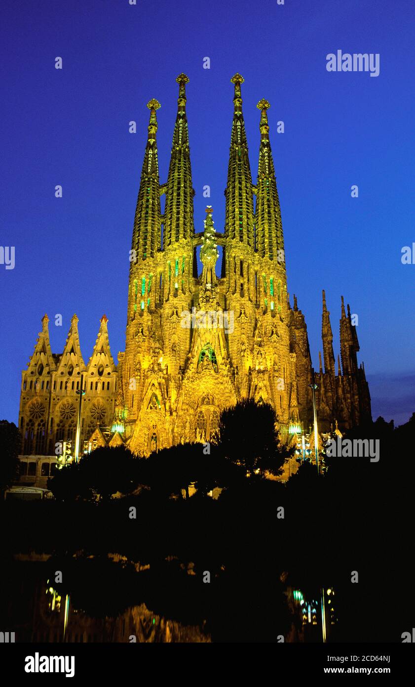 Vue extérieure de la Sagrada Familia la nuit, Barcelone, Espagne Banque D'Images