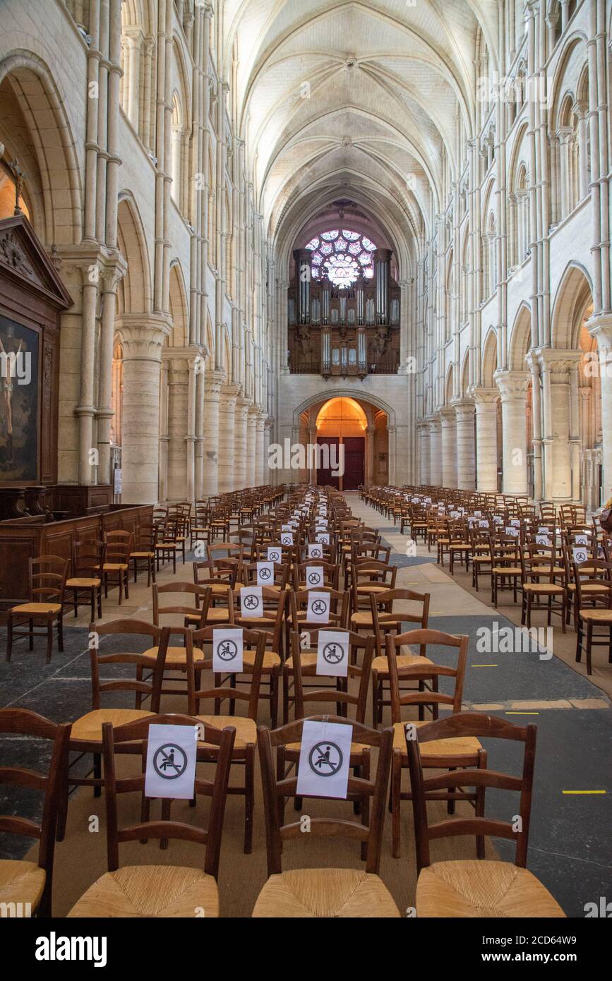 intérieur de l'église avec des chaises et garder le signe de distance parce que De Covid-19 à Laon en France Banque D'Images
