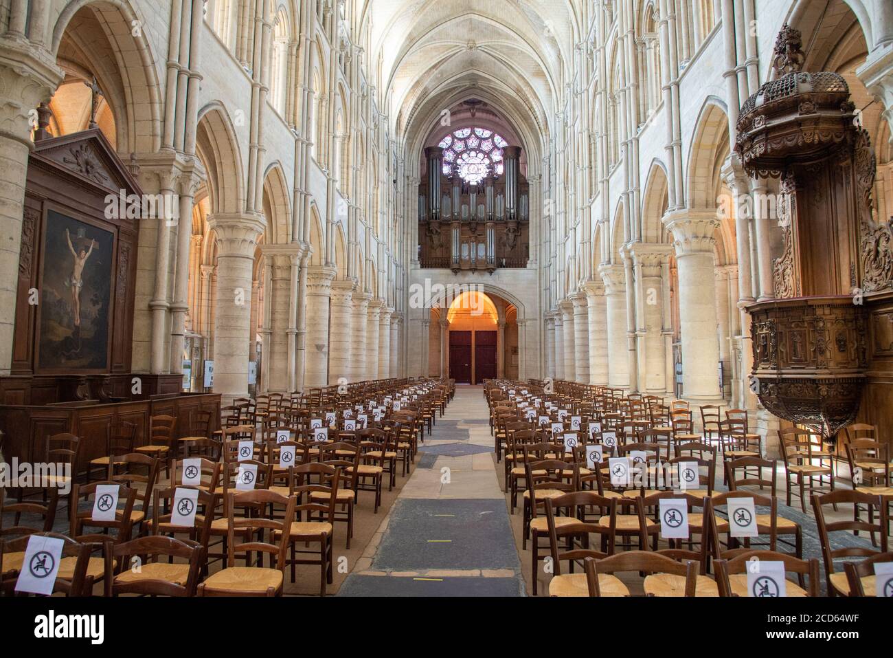 intérieur de l'église avec des chaises et garder le signe de distance parce que De Covid-19 à Laon en France Banque D'Images