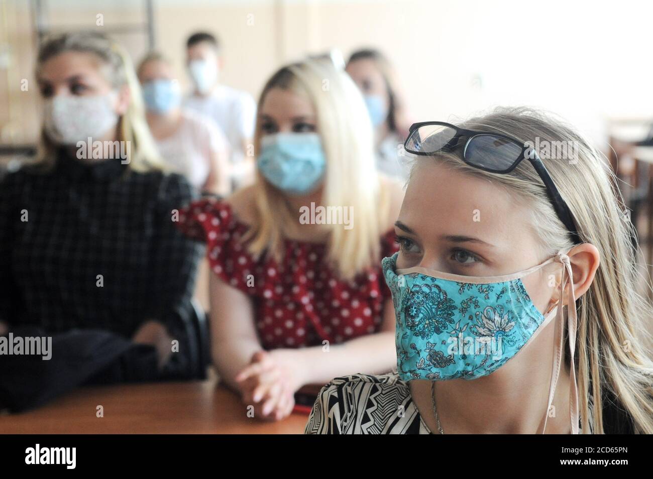 Les étudiants portant un masque facial comme précaution pendant la réunion.d'ici le 1er septembre 2020, de nombreuses universités russes commenceront traditionnellement des cours avec des étudiants dans un format hors ligne, introduisant un certain nombre d'innovations. Les enseignants ont rencontré des étudiants de première année dans des établissements d'enseignement supérieur à Tambov (Russie) pour discuter des études à venir.d'ici le 1er septembre 2020, de nombreuses universités russes commenceront traditionnellement des cours avec des étudiants dans un format hors ligne, introduisant un certain nombre d'innovations. Les enseignants ont rencontré des étudiants de première année dans des établissements d'enseignement supérieur à Tambov (Russie) discussin Banque D'Images