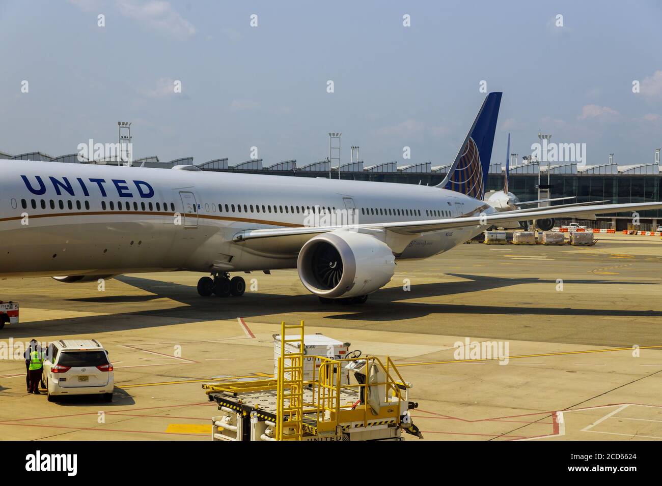 NEWARK, NJ -25 AOÛT 2020 avions United Airlines à la porte C du terminal pour se préparer au départ à l'aéroport international Newark Liberty EWR dans le New Jersey. Banque D'Images