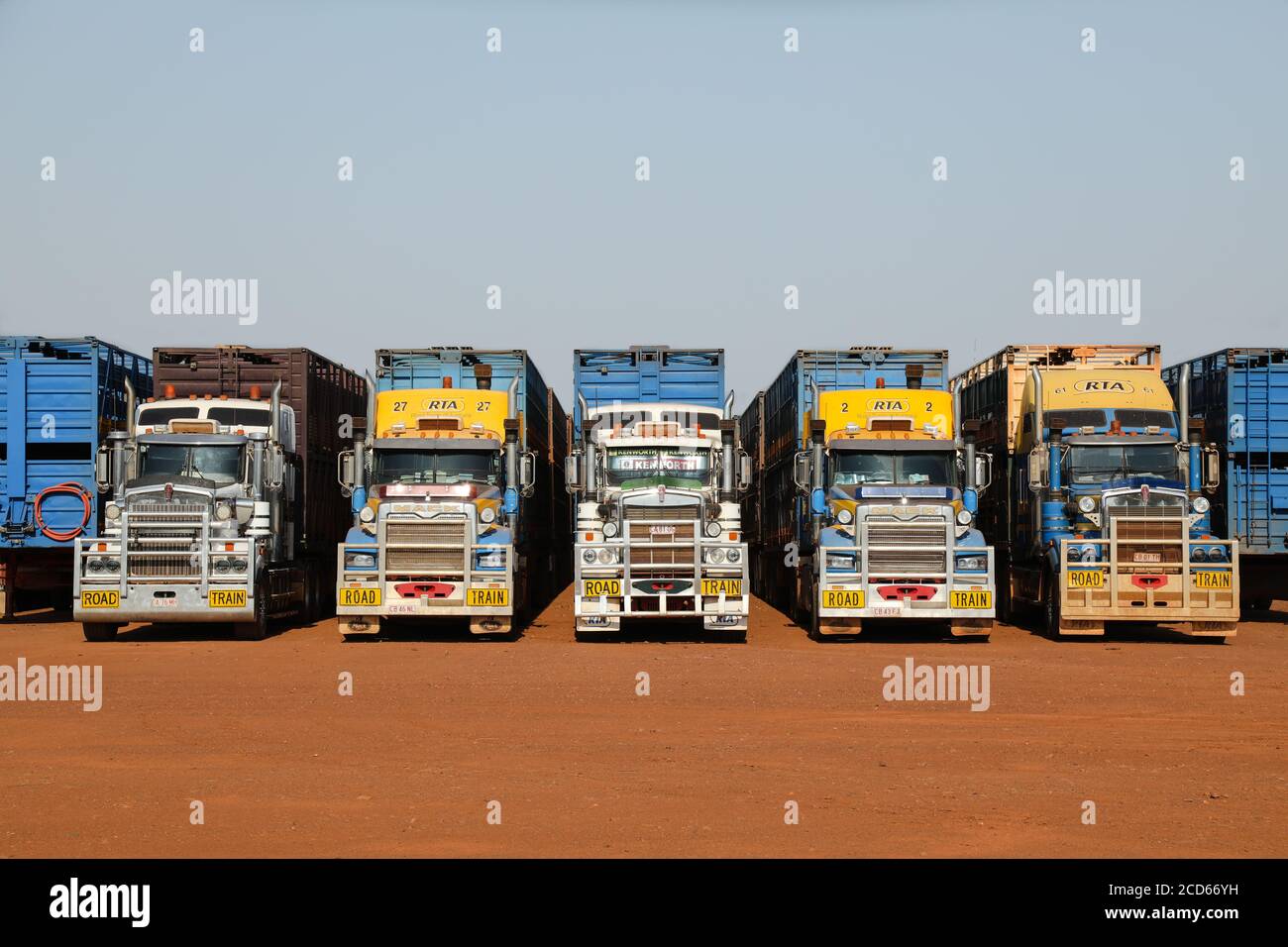 Une ligne de camions de train routier garés, territoire du Nord, Australie. Banque D'Images