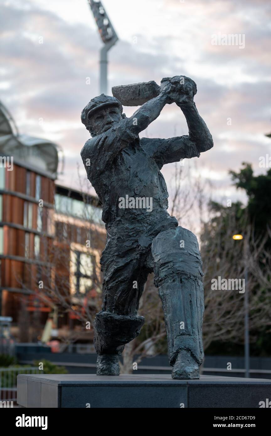 Statue de Sir Donald Bradman à l'extérieur de l'Adelaide Oval au coucher du soleil Banque D'Images