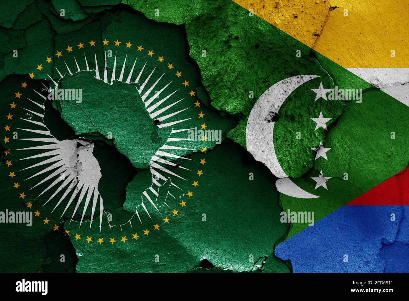 Drapeaux de l'Union africaine et des Comores peints sur un mur fissuré Banque D'Images