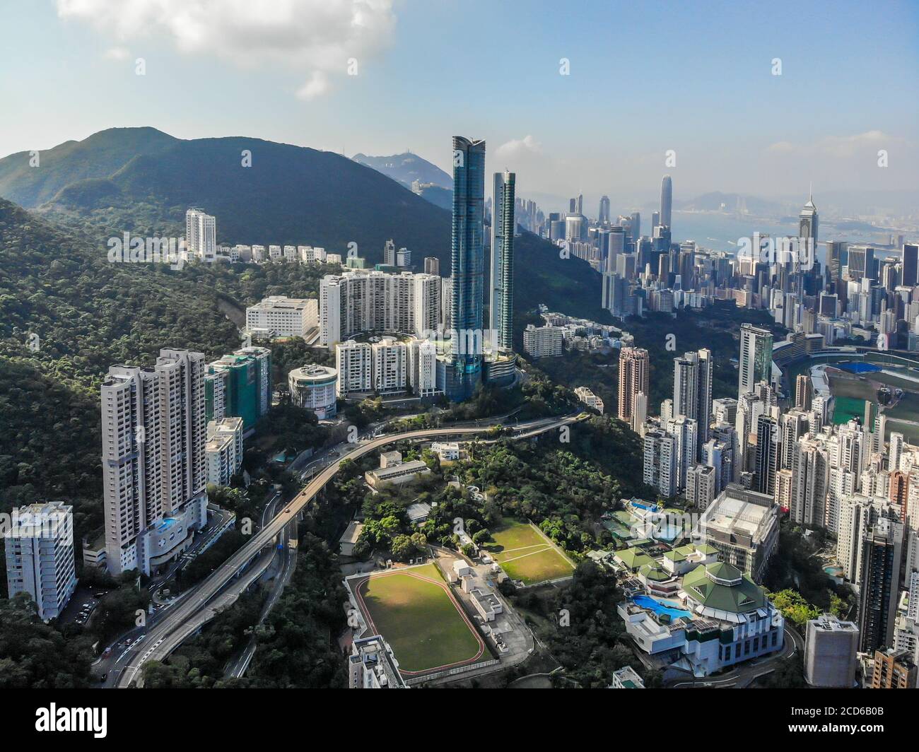 Photo aérienne prise au-dessus de Happy Valley, à Hong Kong, en direction de Wanchai et du port de Victoria. Banque D'Images