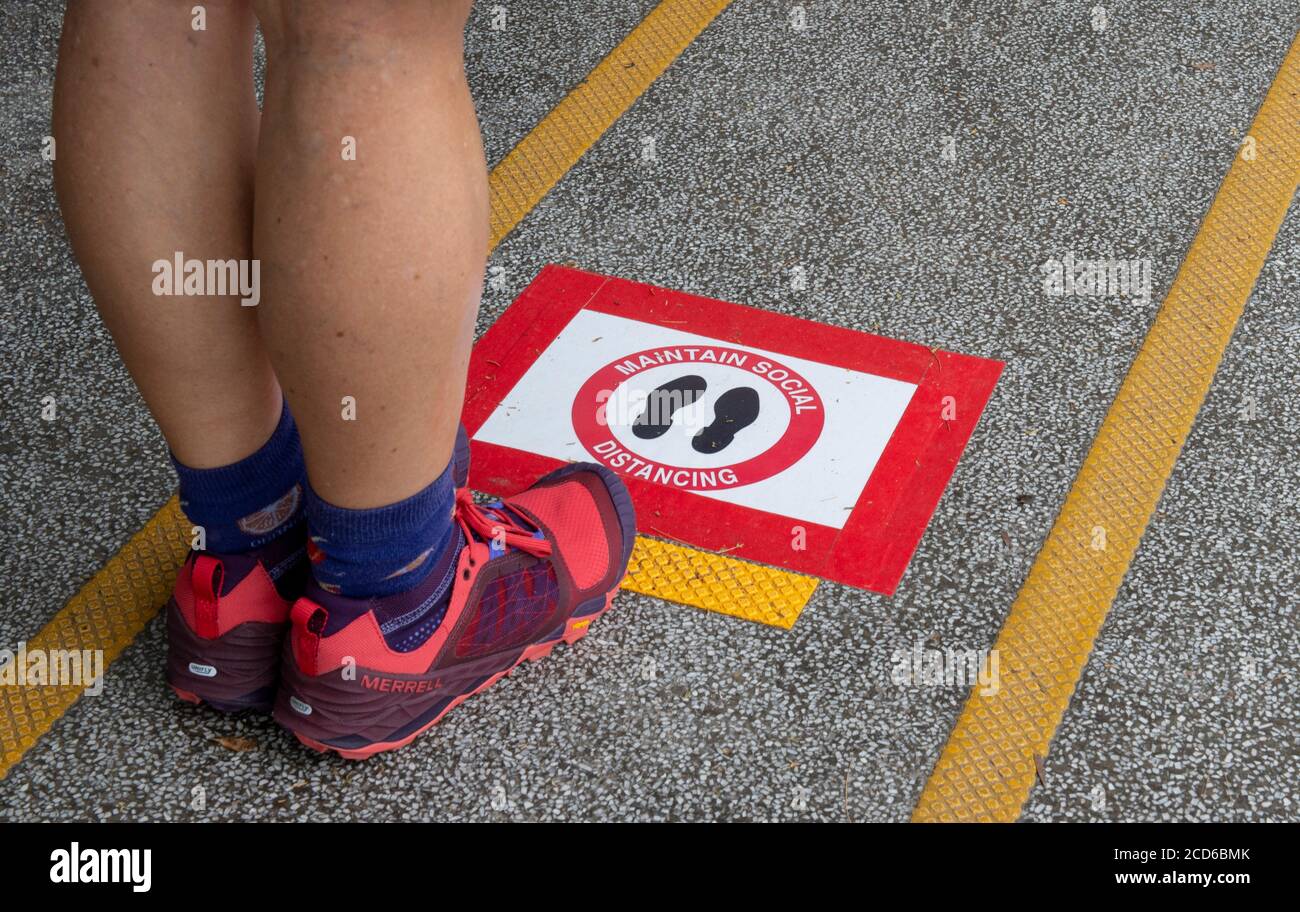 Hong Kong, Chine : 26 août 2020. Marqueurs sociaux de distance sur le trottoir au sommet du bus à l'Université de science et de technologie de Hong Kong, Clearwat Banque D'Images