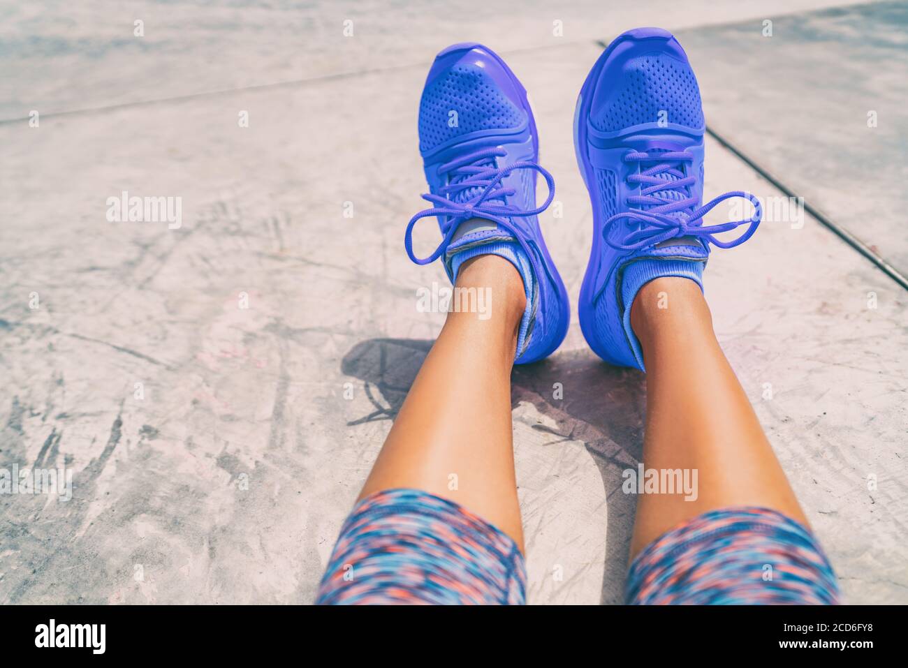 Chaussures de course à pied mode activewear sain actif personnes style de vie. Femme de selfie prenant des photos de baskets bleu royal pendant l'entraînement au sol de la salle de gym Banque D'Images
