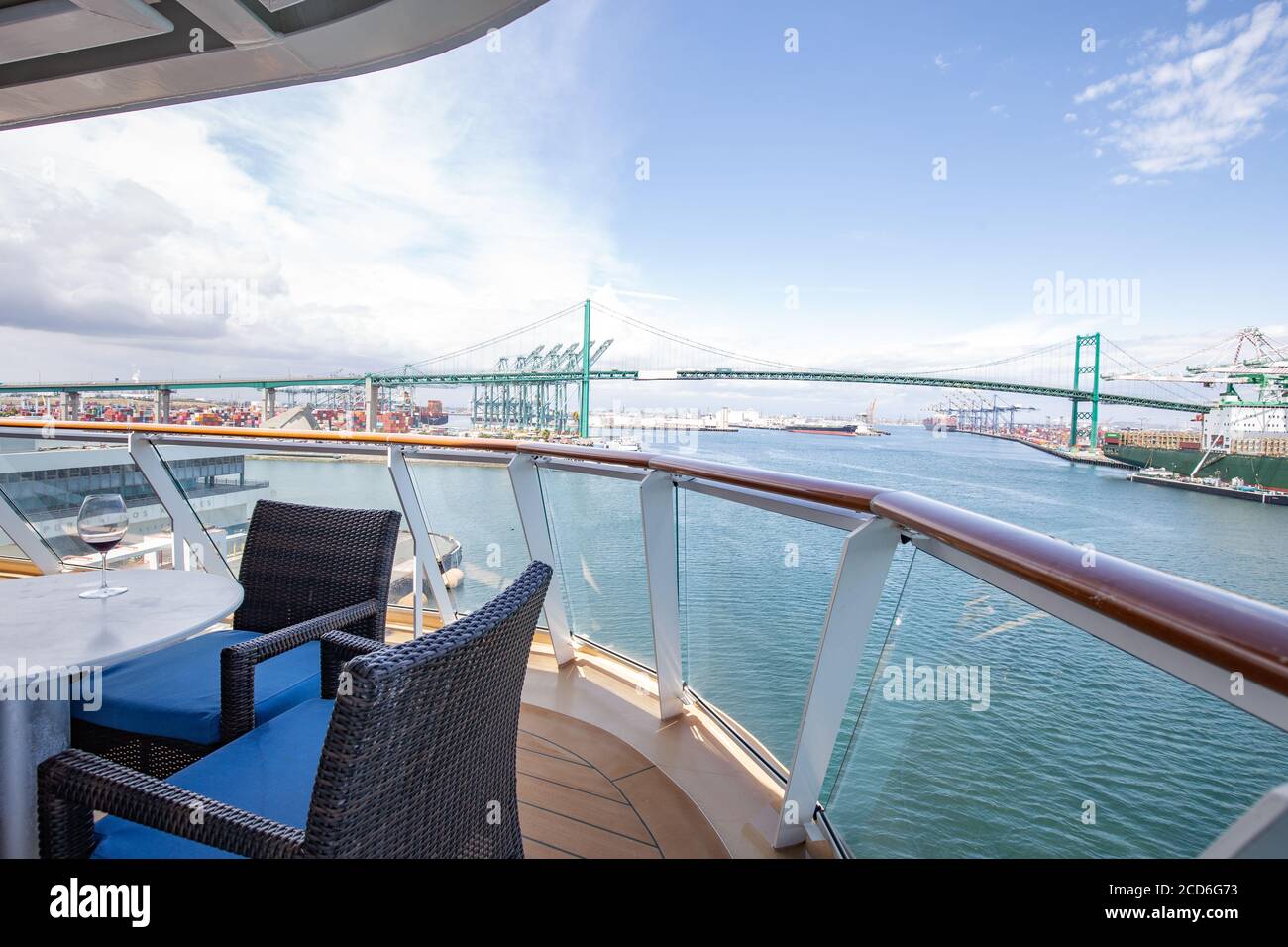 Luxueuse stateroom à bord du Norwegian Joy in the Haven penthouse avec grand balcon sur le bateau de croisière NCL à San Pedro, CA Banque D'Images
