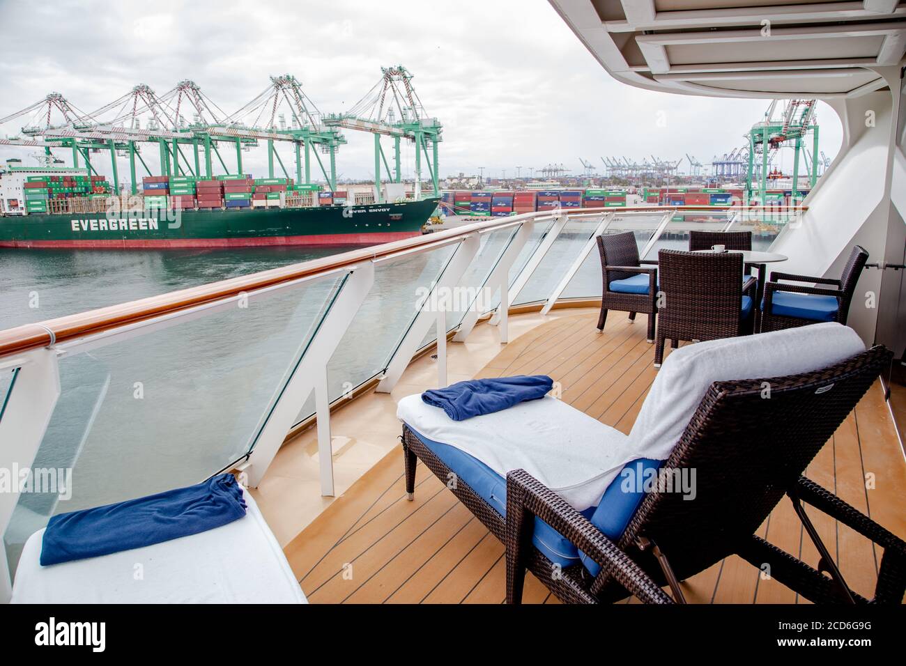 Une luxueuse stateroom à bord du Norwegian Joy in the Haven Penthouse orienté vers l'arrière avec grand balcon sur le bateau de croisière NCL Banque D'Images