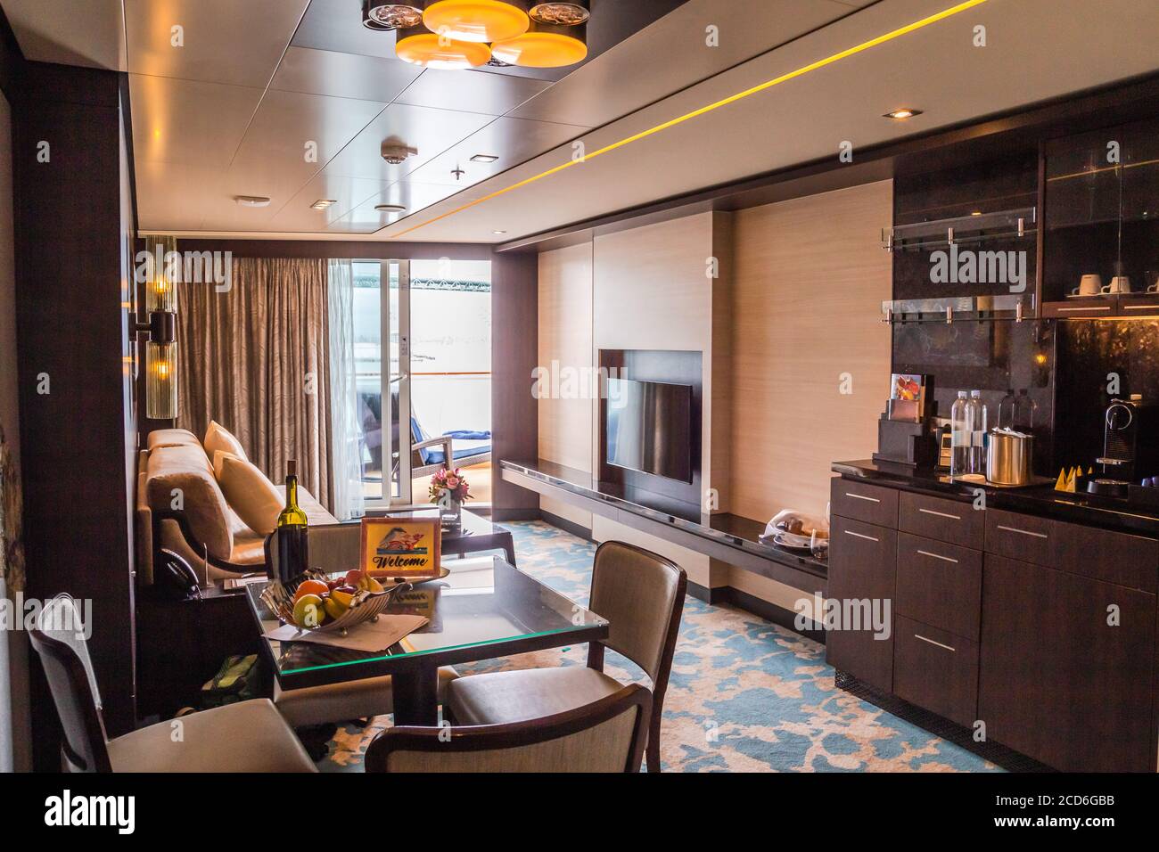 Une luxueuse stateroom à bord du Norwegian Joy in the Haven Penthouse orienté vers l'arrière avec grand balcon sur le bateau de croisière NCL Banque D'Images