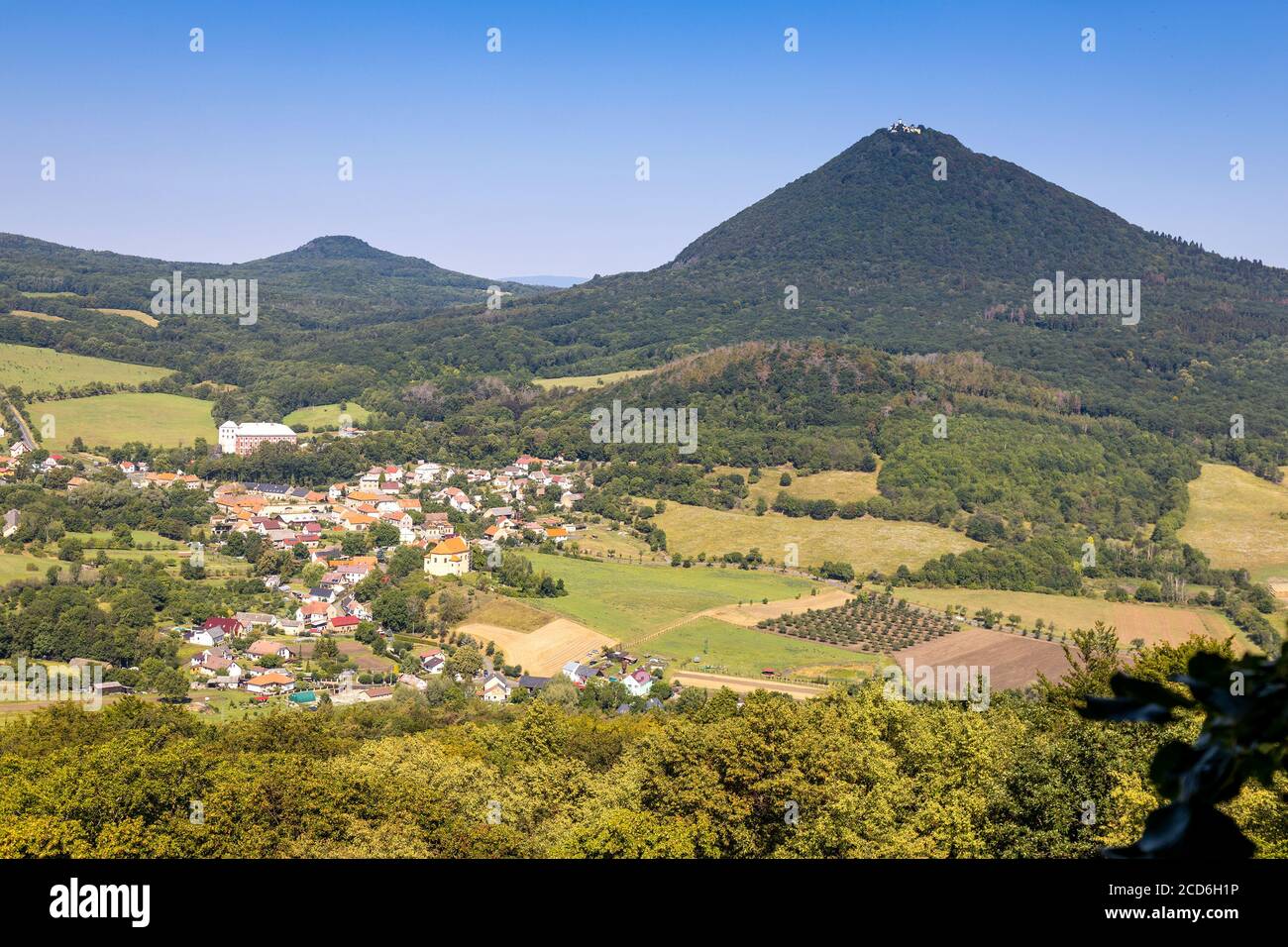 vrch Milešovka; Milešov; CHKO České Středohoří; Severní Čechy; Česká republika / Mont Milesovka; village Milesov; Hautes-terres de Bohème centrale; Nord B. Banque D'Images