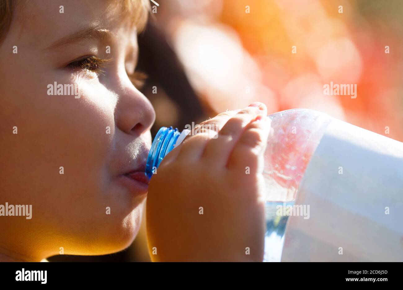 Portrait d'un garçon avec une bouteille d'eau minérale. Bouteille d'eau pour garçon. Jeune garçon tenant boire bouteille d'eau douce. Un enfant boit de l'eau dans une bouteille Banque D'Images