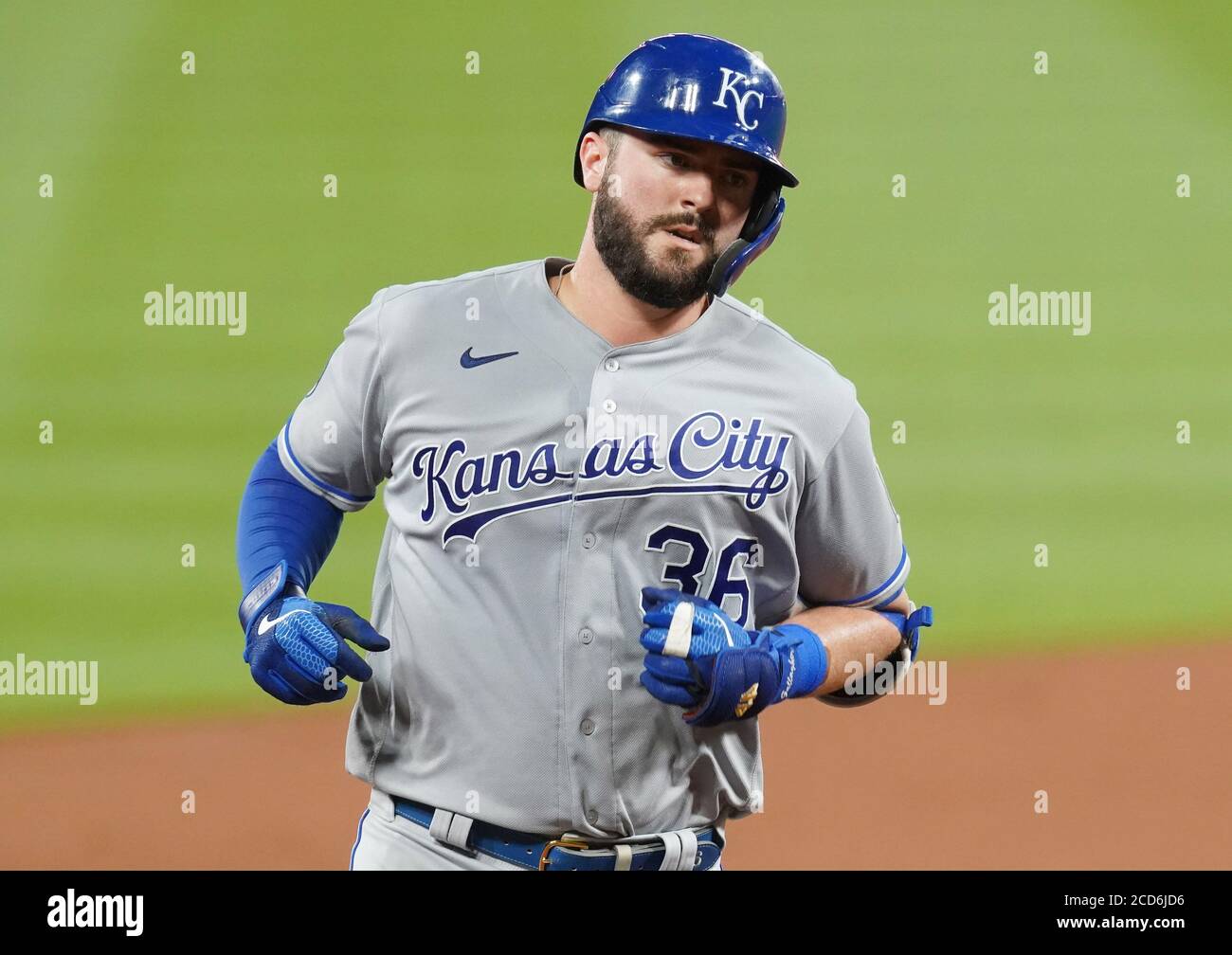 St. Louis, États-Unis. 26 août 2020. Les Royals de Kansas City Cam Gallagher arrondit la troisième base après avoir frappé une course de deux tours à domicile dans le troisième repas contre les Cardinals de St. Louis au Busch Stadium à St. Louis le mercredi 26 août 2020. Photo par Bill Greenblatt/UPI crédit: UPI/Alay Live News Banque D'Images