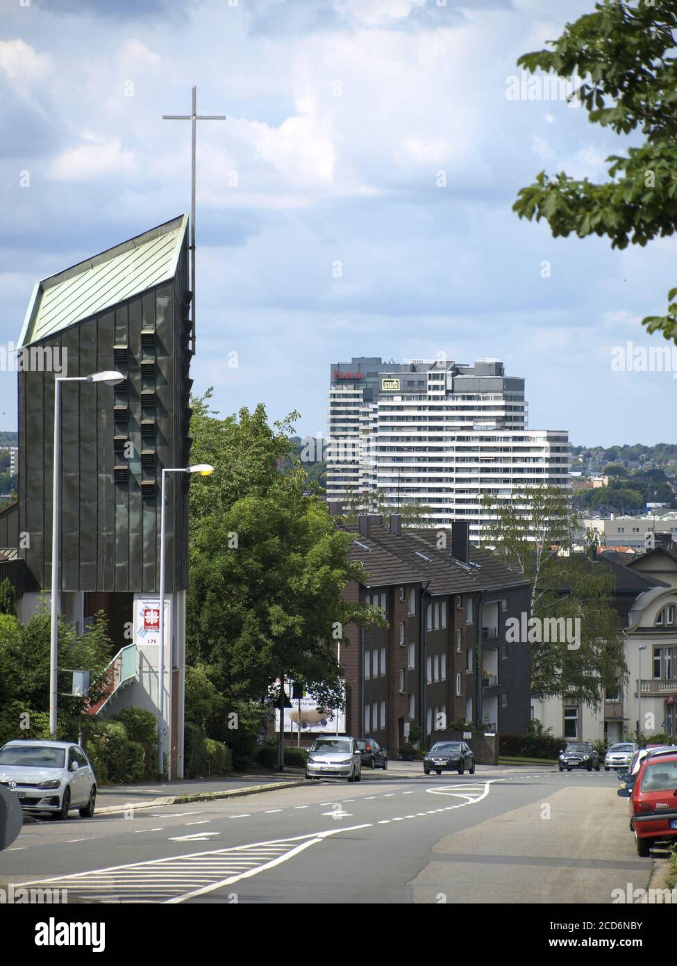 Mülheim AN DER RUHR, ALLEMAGNE - 11 juillet 2020: 2020-07-11, Allemagne, NRW, Muelheim an der Ruhr. La tour de l'ancienne église de Saint-Raphaël à Muelheim Banque D'Images