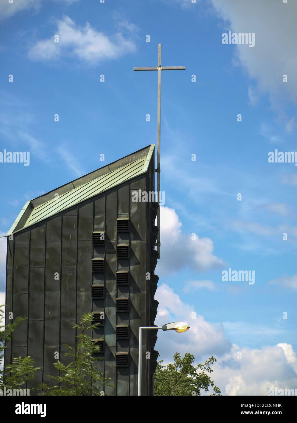 Mülheim AN DER RUHR, ALLEMAGNE - 11 juillet 2020: 2020-07-11, Allemagne, NRW, Muelheim an der Ruhr. La tour de l'ancienne église de Saint-Raphaël à Muelheim Banque D'Images