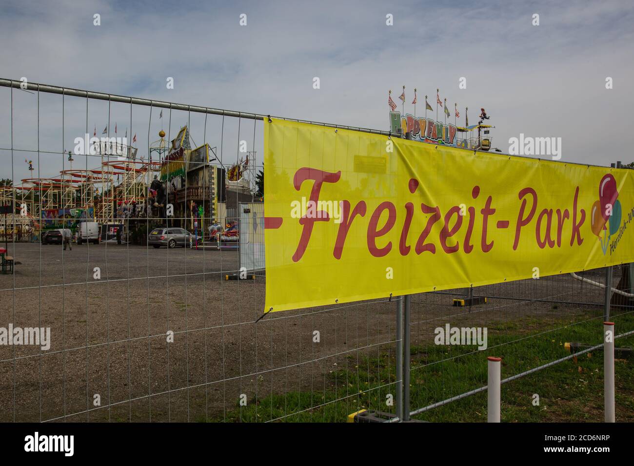 NEUWIED, ALLEMAGNE - 25 août 2020: Neuwied, Allemagne - 25 août 2020: FunPark sur un parc d'expositions derrière une clôture basée sur les restrictions de la corona pandémique Banque D'Images