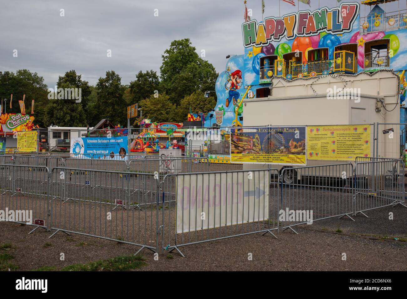 NEUWIED, ALLEMAGNE - 25 août 2020: Neuwied, Allemagne - 25 août 2020: FunPark sur un parc d'expositions derrière une clôture basée sur les restrictions de la corona pandémique Banque D'Images