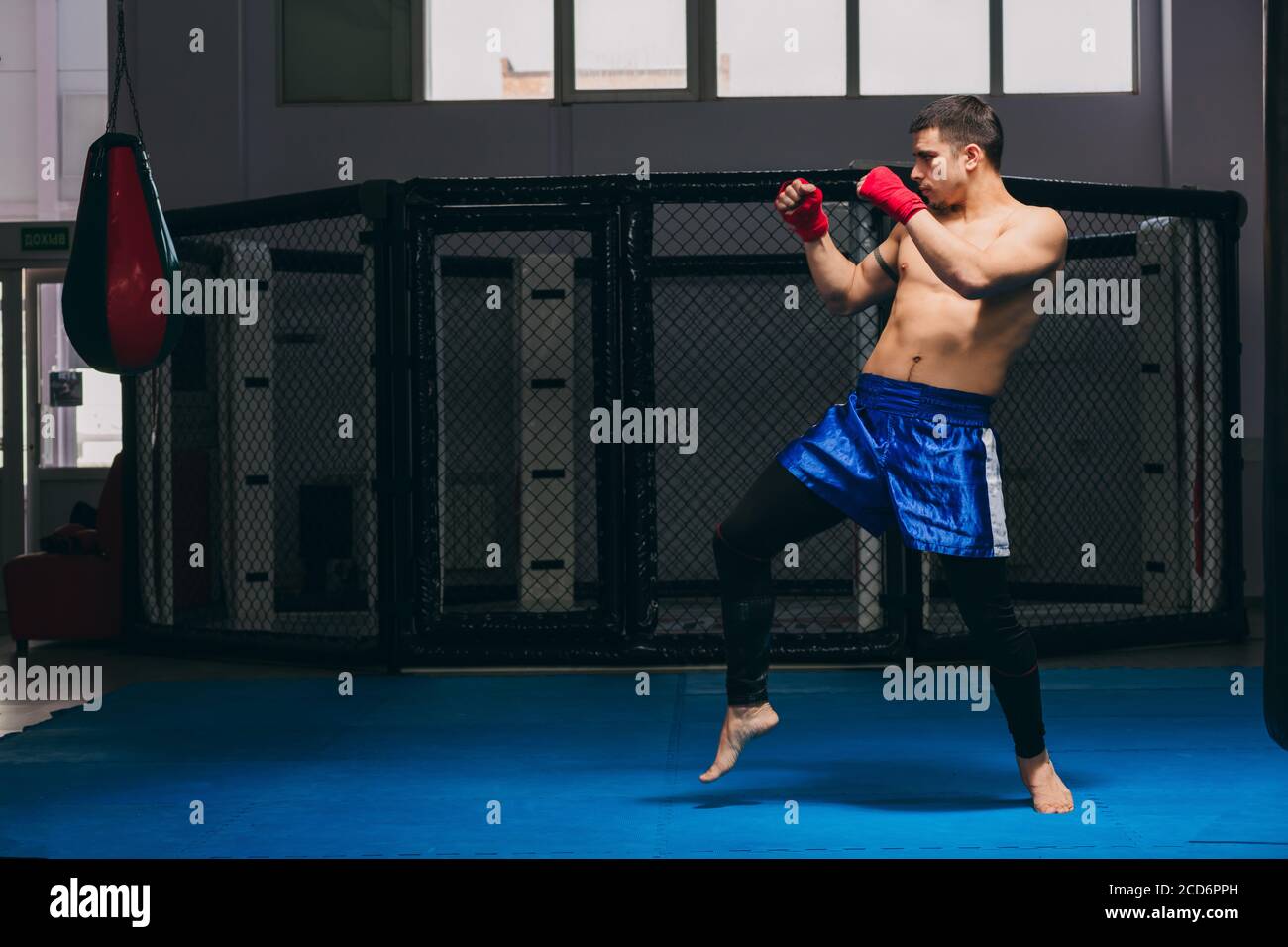 Arts martiaux de Muay Thai, Thai Boxing, Muay Thai. Entraînement pieds nus  Fighter à l'intérieur, échauffement avant le match dans le studio de boxe  sombre Photo Stock - Alamy