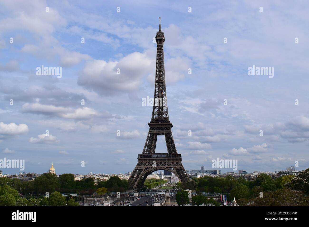 PARIS, FRANCE - 28 AVRIL 2018 : vue magnifique sur la Tour Eiffel en une journée de printemps ensoleillée - vue à couper le souffle sur le monument le plus connu Banque D'Images