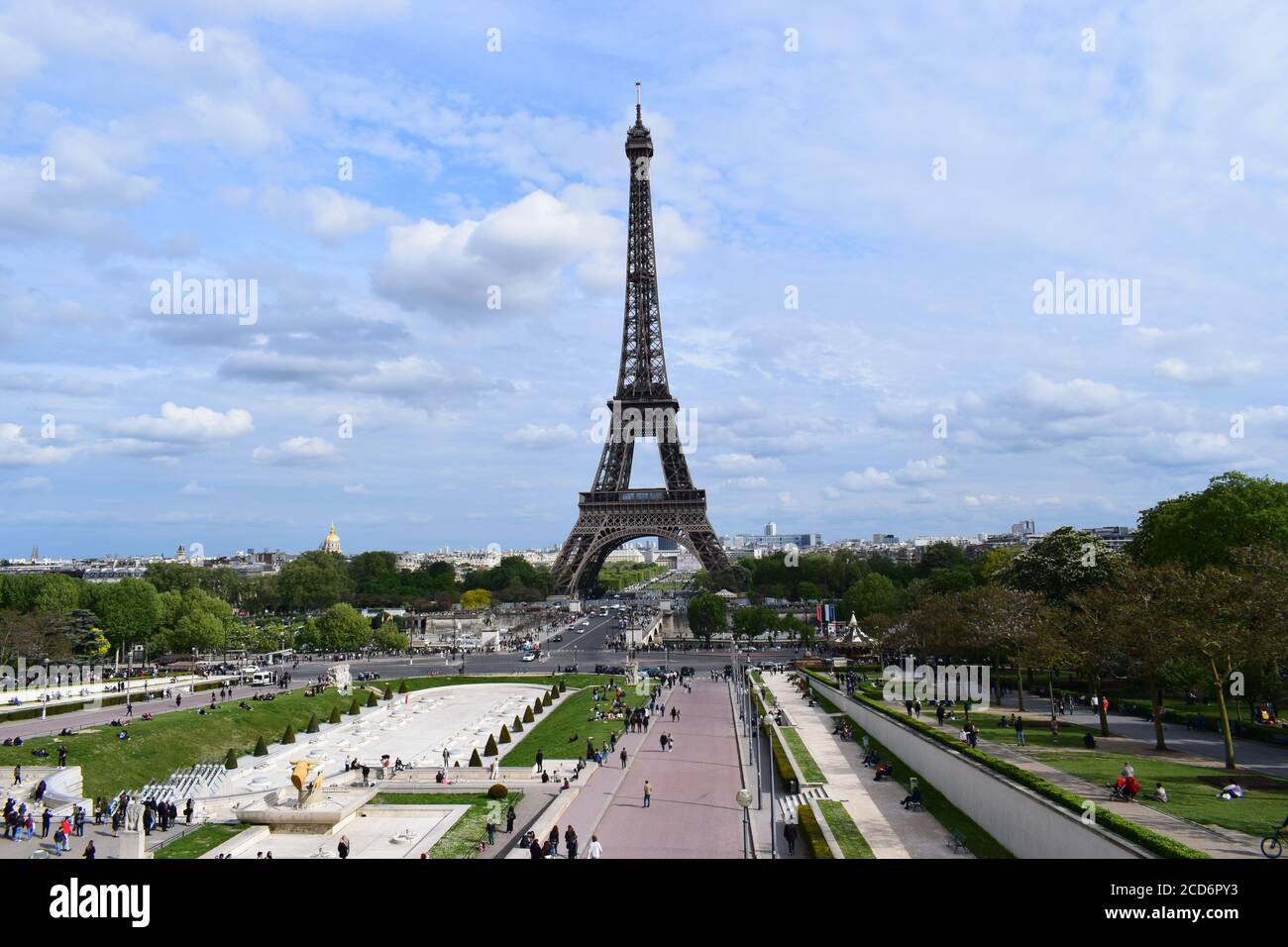 PARIS, FRANCE - 28 AVRIL 2018 : vue magnifique sur la Tour Eiffel en une journée de printemps ensoleillée - vue à couper le souffle sur le monument le plus connu Banque D'Images