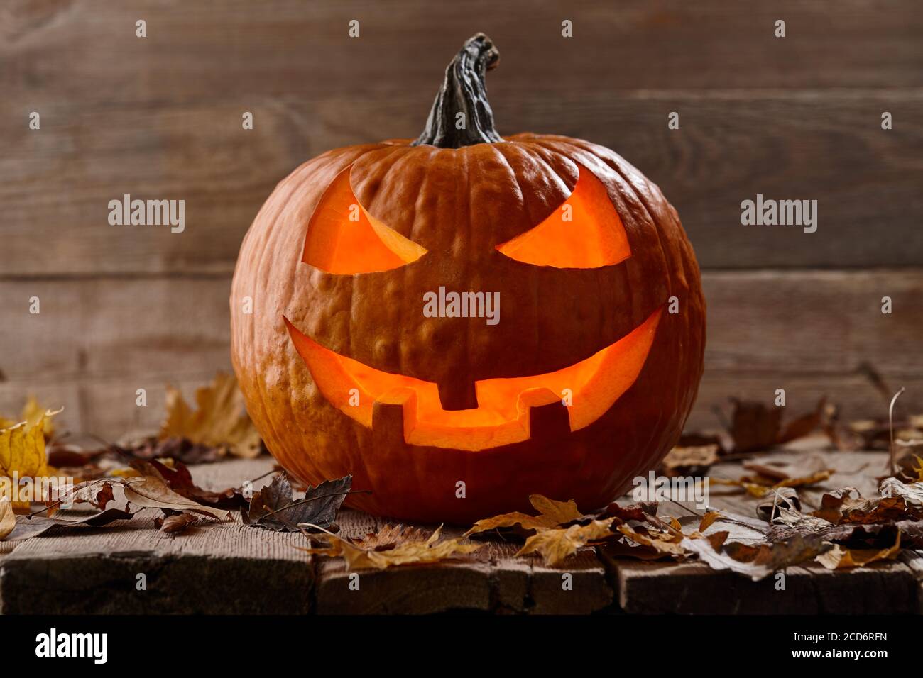 Citrouille d'Halloween sculptée sur des planches en bois, décoration de vacances Banque D'Images