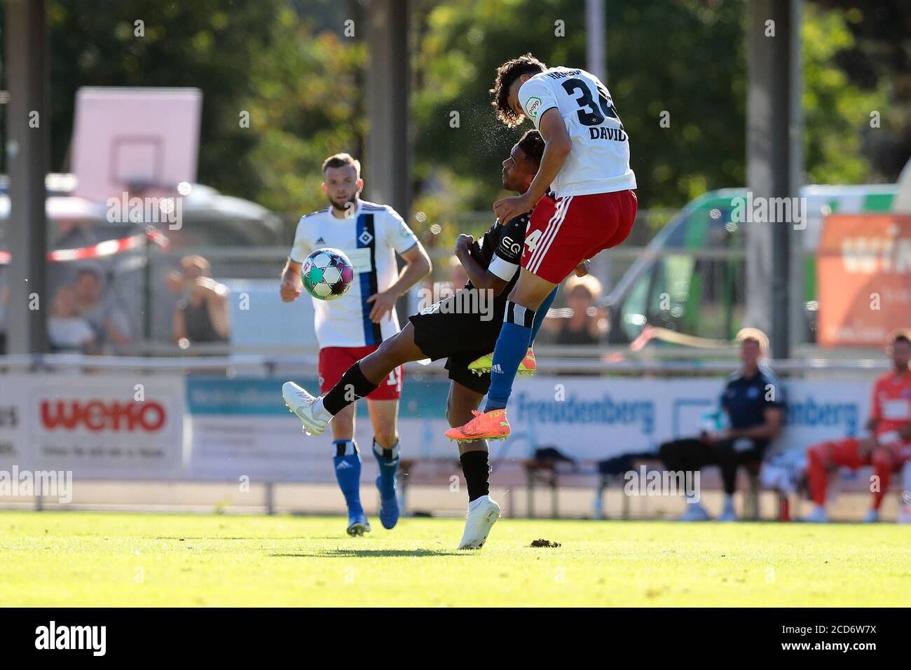 Firo: 26.08.2020, football, Helden Cup, saison 2020/2021, HSV Hamburg Hamburg Hamburg Hambourg - VfB Stuttgart, Daniel Didavi, VFB Stuttgart, VFB, Stuttgart, Jonas David, HSV Hamburg Hamburg Hamburg, HSV Hamburg Hamburg Hamburg, Hambourg, Hambourg, chiffre entier, Header duel, | usage dans le monde entier Banque D'Images