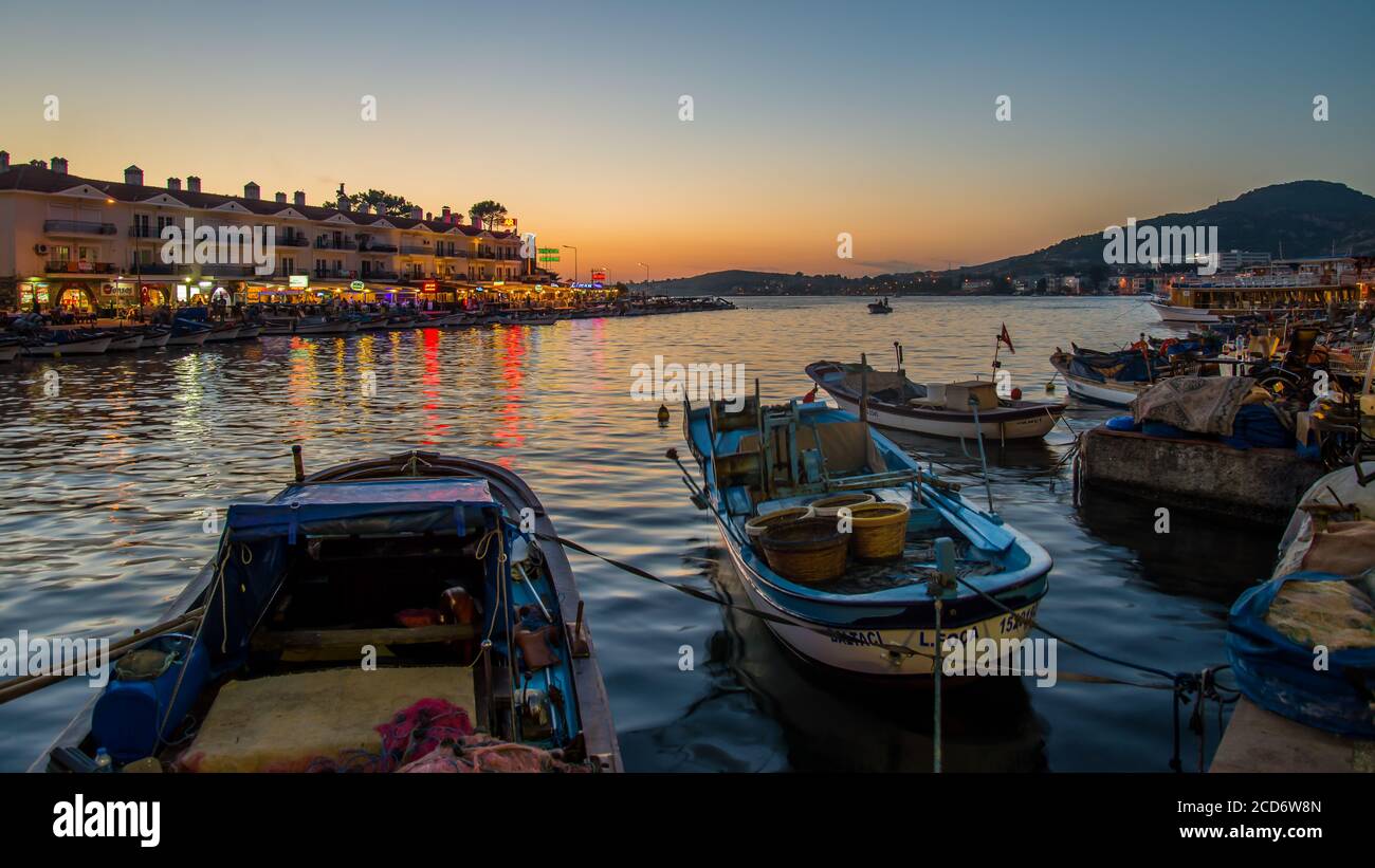 Foca, Turquie - août 2013 : bateaux le long de la côte de la station balnéaire de Foca Banque D'Images