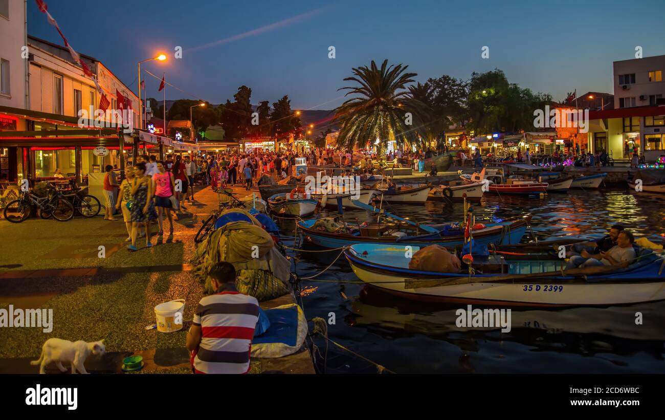 Foca, Turquie - août 2013 : personnes marchant le long de la côte de la ville balnéaire de Foca Banque D'Images