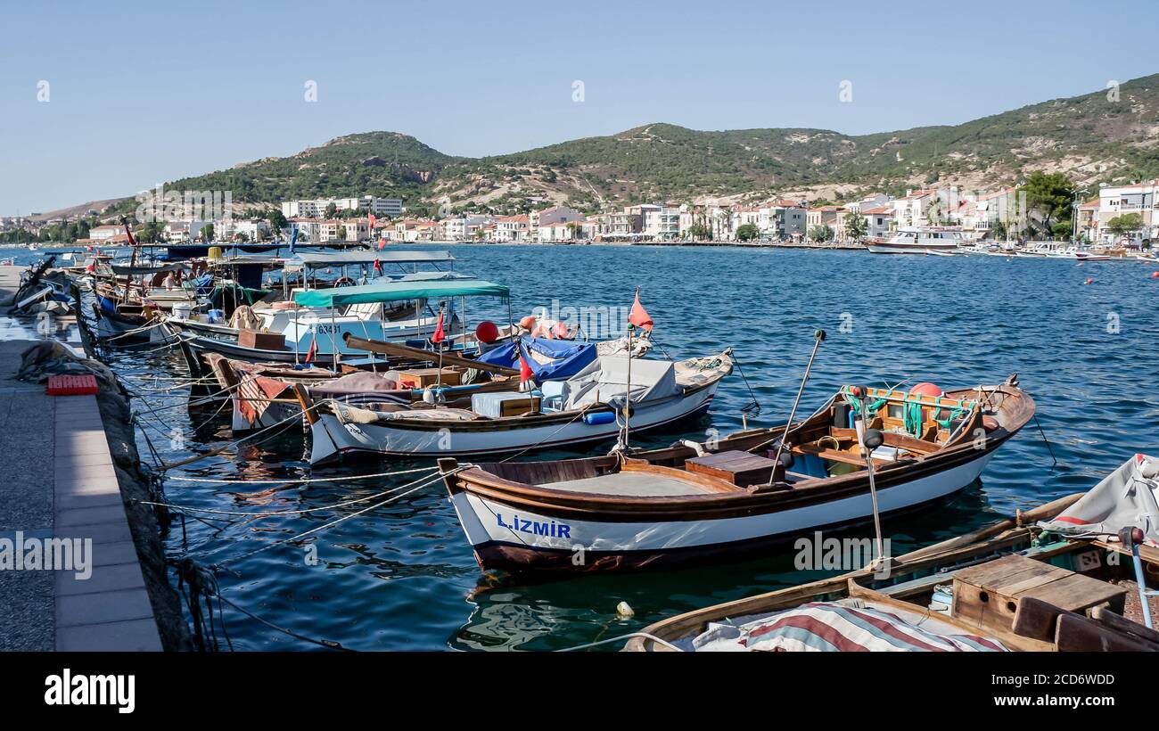 Foca, Turquie - août 2013 : bateaux le long de la côte de la station balnéaire de Foca Banque D'Images