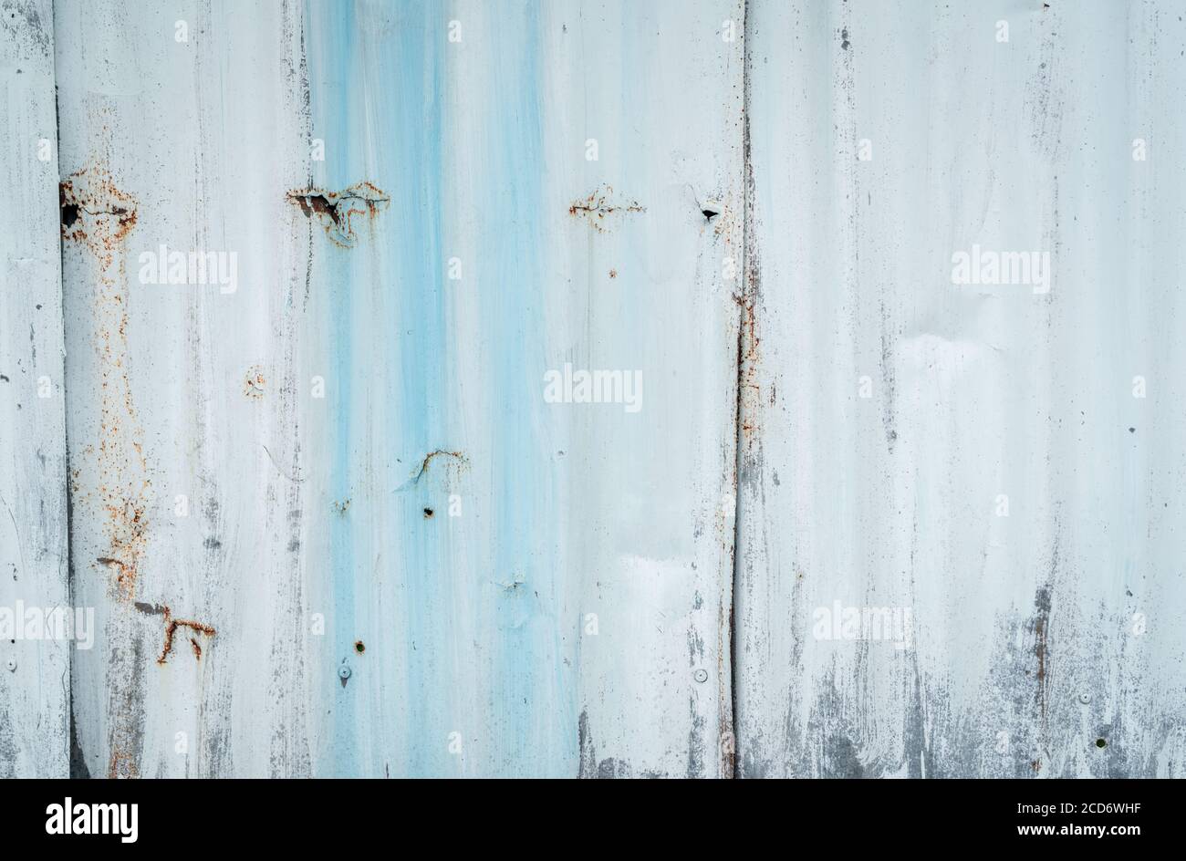 Feuille galvanisée peinte en blanc. Fond blanc de texture de paroi vide. Peinture écaillée sur le mur blanc. Feuille galvanisée grise déformée à rayures. Banque D'Images