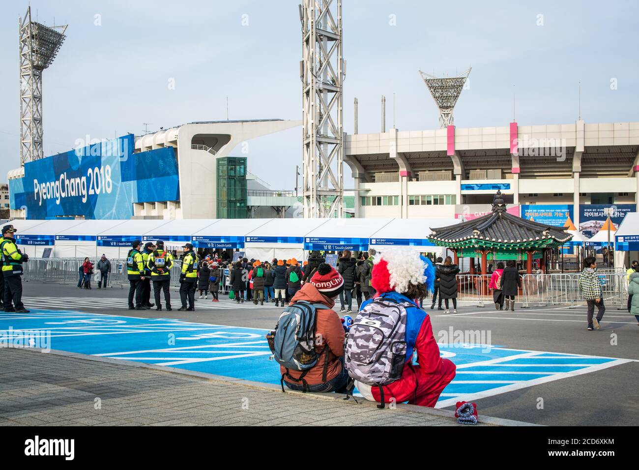 Gangneung, province de Gangwon, Corée du Sud - couple de touristes étrangers assis dans la rue après le match dans le parc olympique. 2018 Jeux olympiques d'hiver de Pyeongchang. Banque D'Images