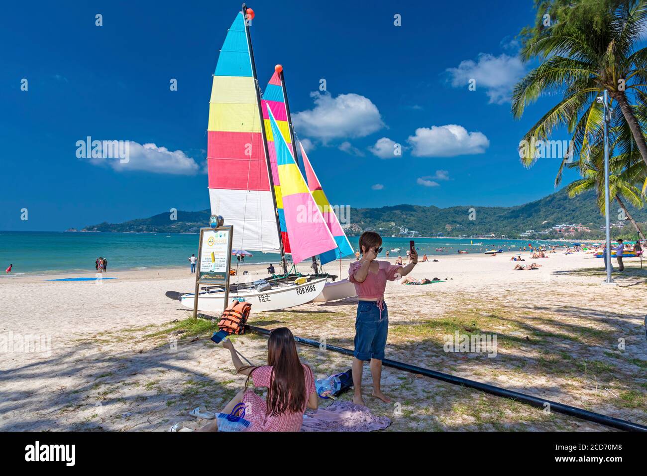 Touristes prenant des selfies sur Patong, Phuket, Thaïlande Banque D'Images