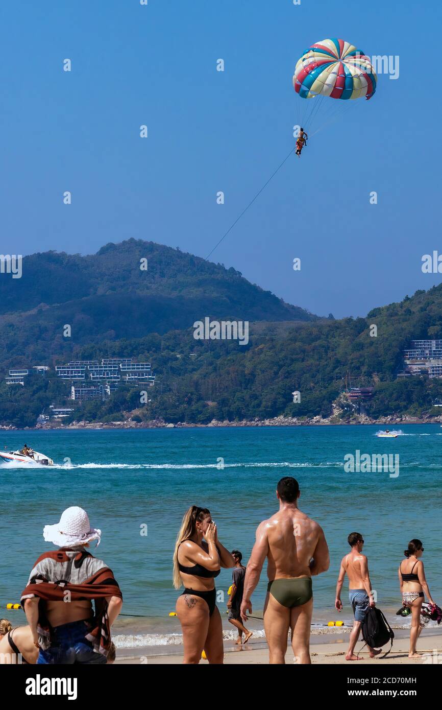Touristes et parapente sur la plage à Patong, Phuket, Thaïlande Banque D'Images