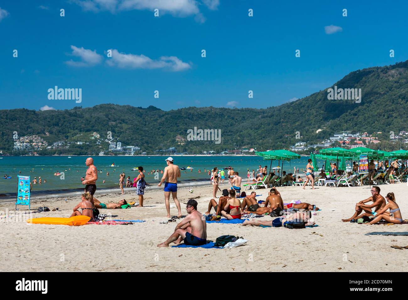 Touristes sur la plage à Patong, Phuket, Thaïlande Banque D'Images