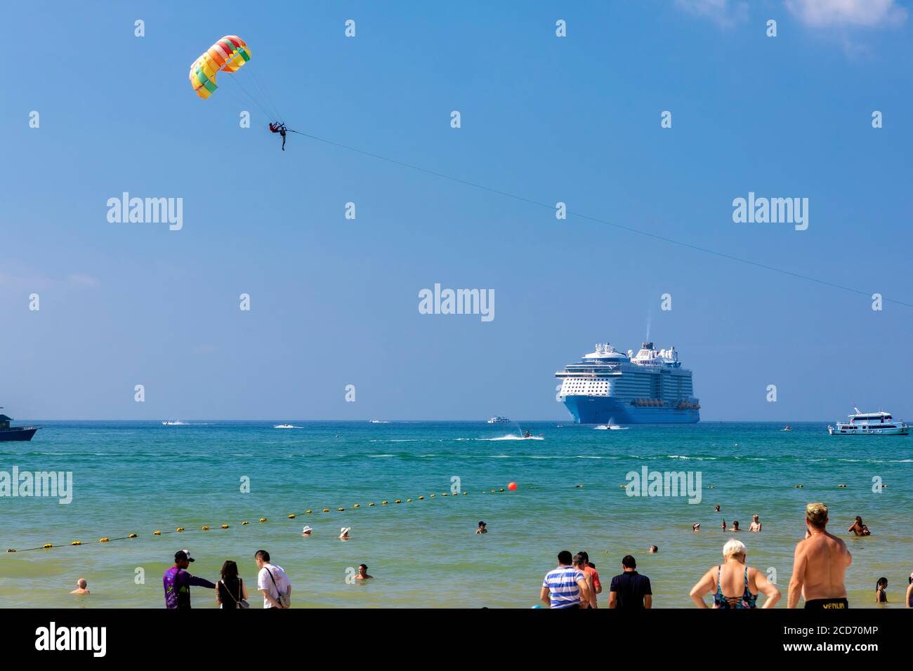Touristes et parapente sur la plage à Patong, Phuket, Thaïlande Banque D'Images