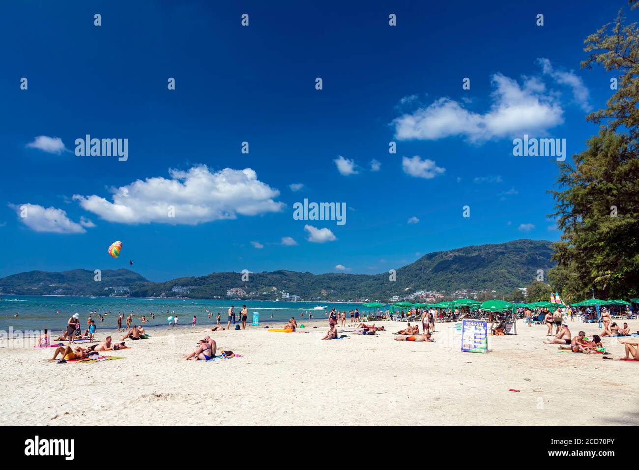 Touristes sur la plage à Patong, Phuket, Thaïlande Banque D'Images