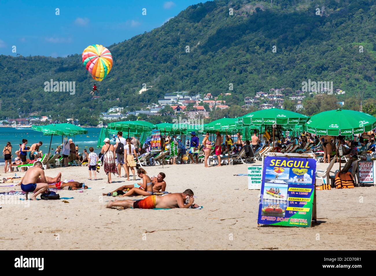 Plage bondée à Patong, Phuket, Thaïlande Banque D'Images