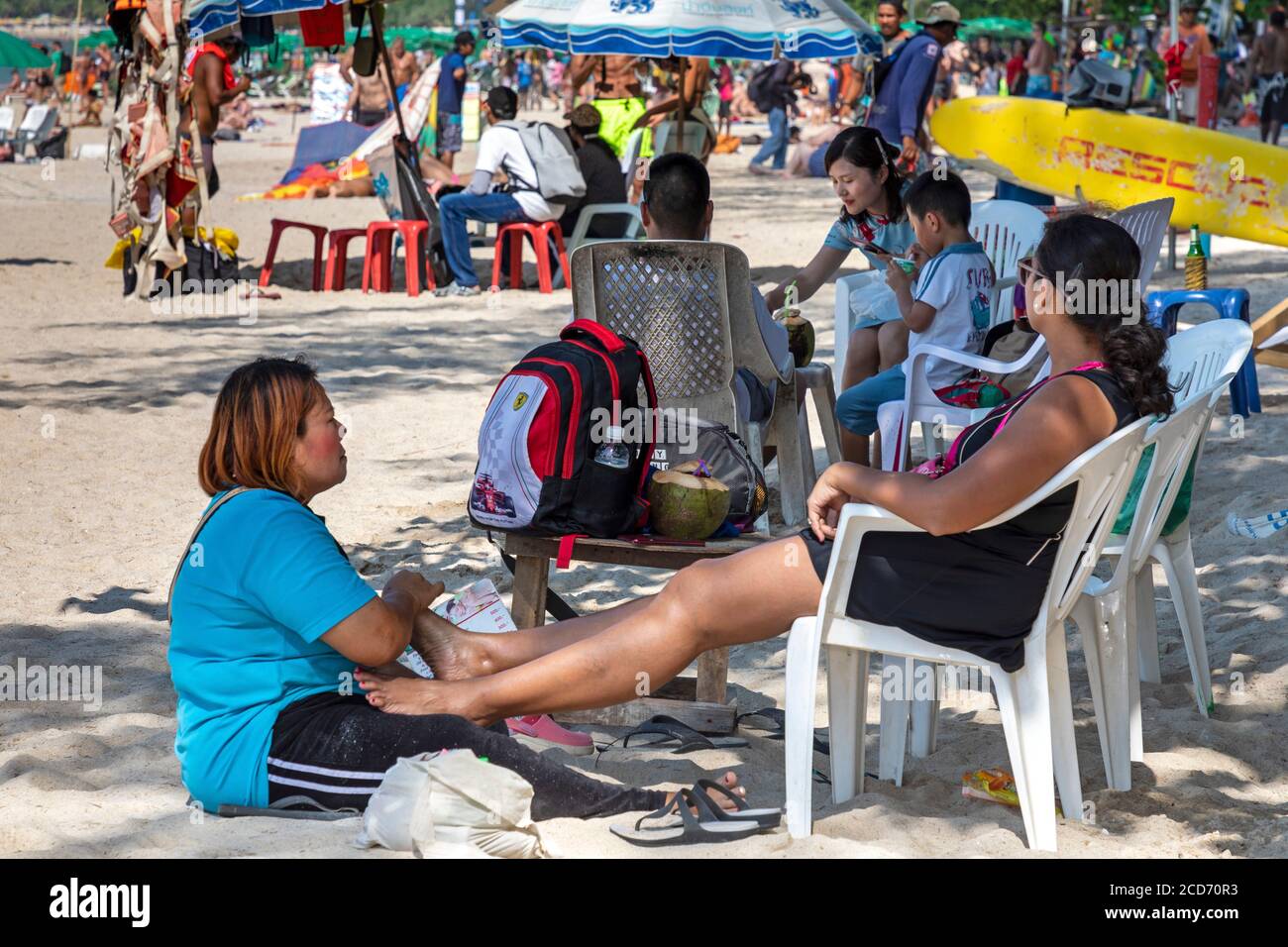 Touriste ayant un massage sur la plage à Patong, Phuket, Thaïlande Banque D'Images