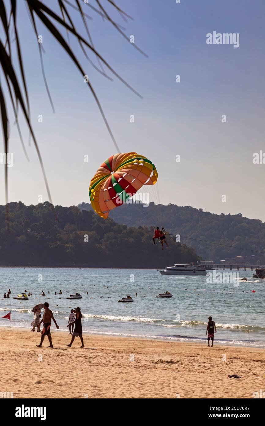 Parapente sur la plage de Patong à Noël, Phuket, Thaïlande Banque D'Images