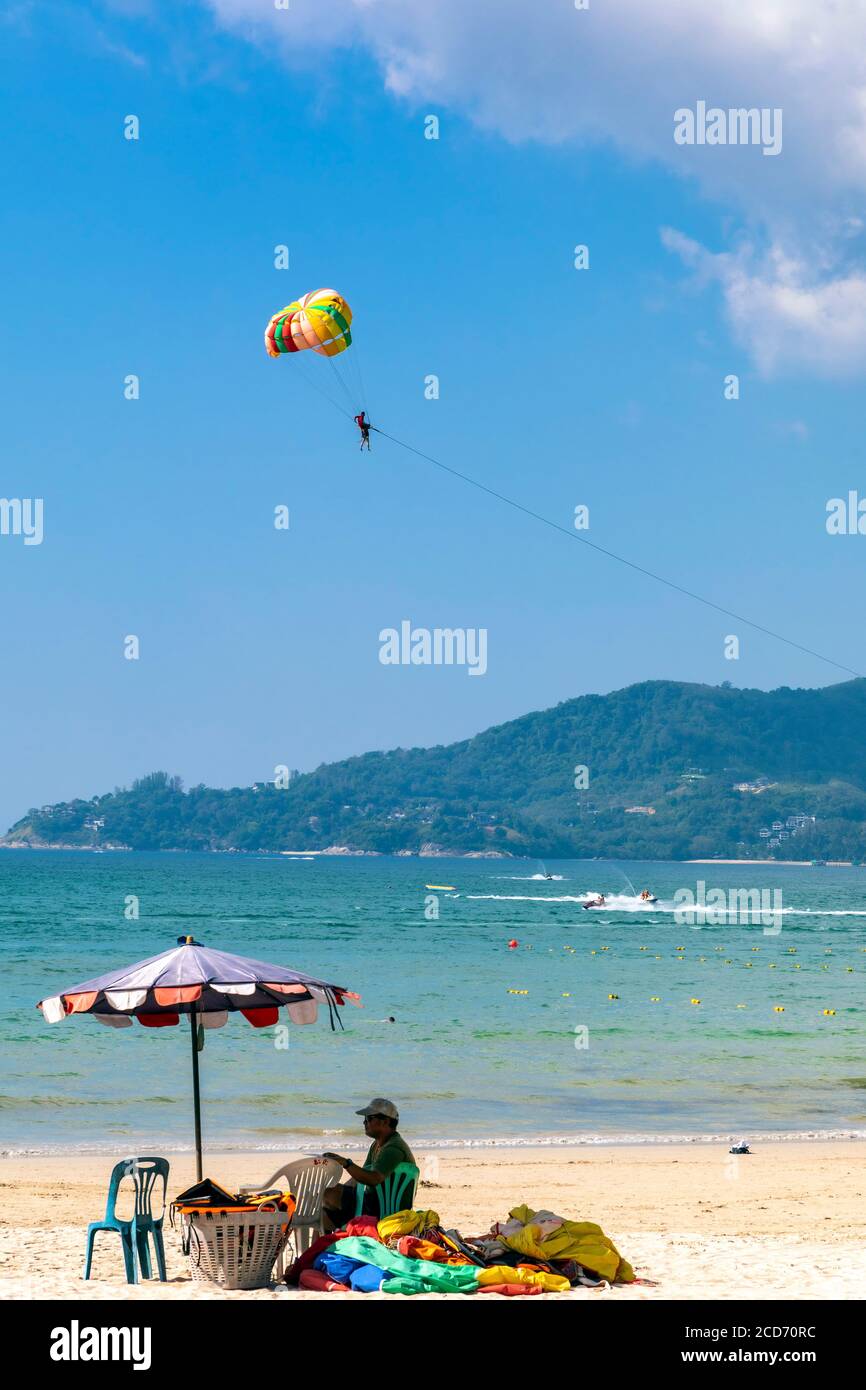 Parapente sur la plage de Patong à Noël, Phuket, Thaïlande Banque D'Images