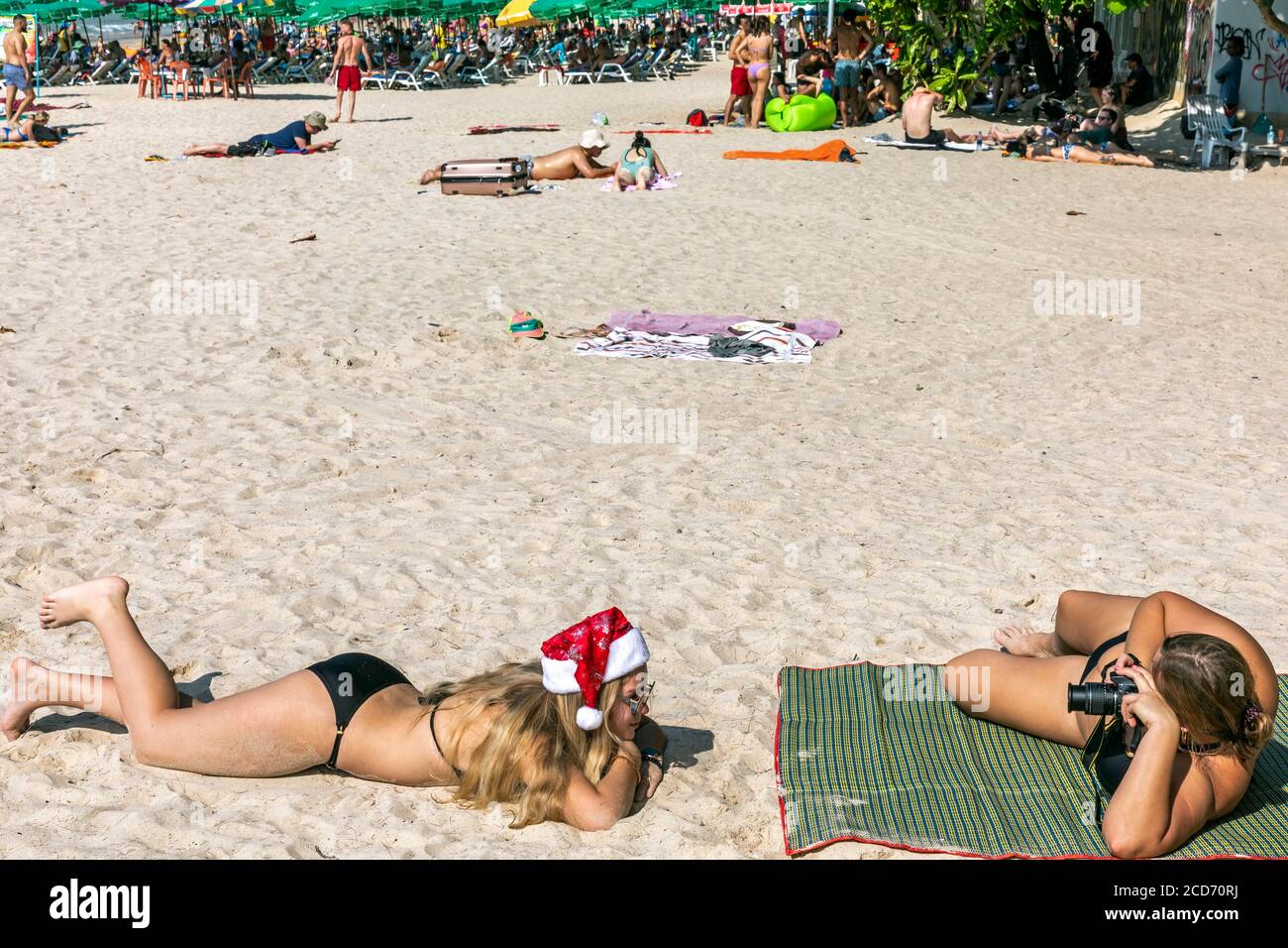 Touristes prenant des photos à Santa Hat sur la plage à Noël, Patong, Phuket, Thaïlande Banque D'Images