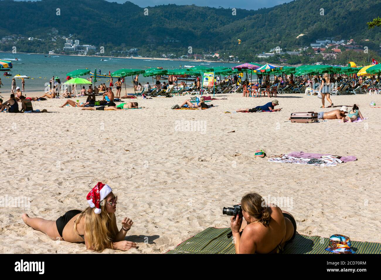 Touristes prenant des photos à Santa Hat sur la plage à Noël, Patong, Phuket, Thaïlande Banque D'Images