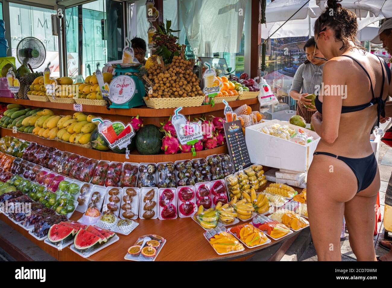 Tourisme achetant des fruits de la rue vendeur, Patong, Phuket, Thaïlande Banque D'Images