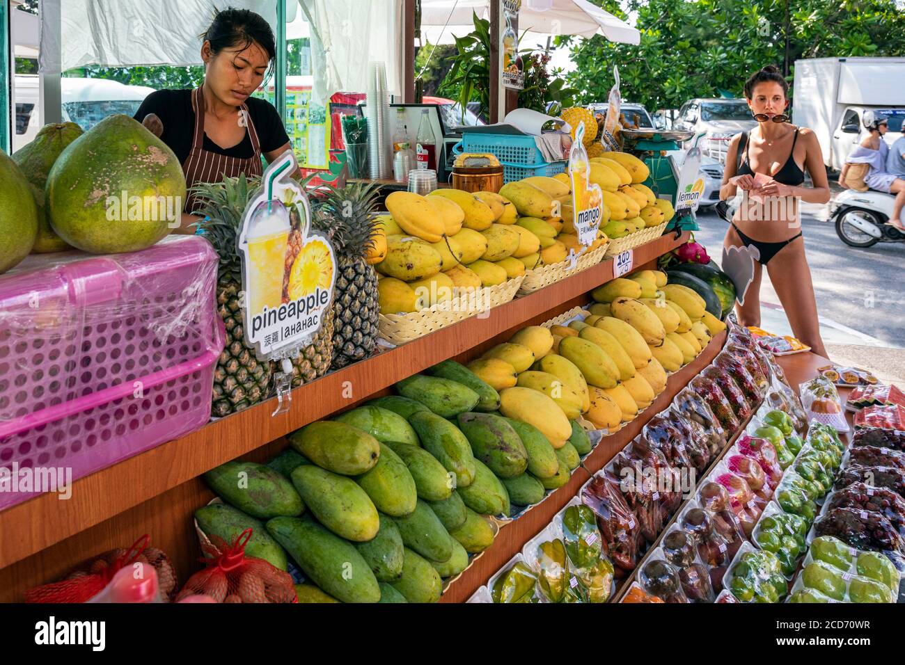 Tourisme achetant des fruits de la rue vendeur, Patong, Phuket, Thaïlande Banque D'Images
