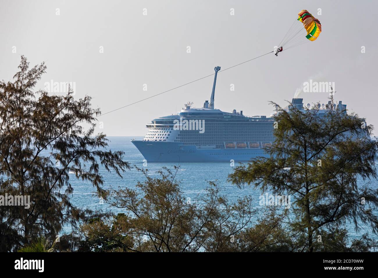 Les touristes parapente près de Patong Beach, Patong, Phuket, Thaïlande Banque D'Images
