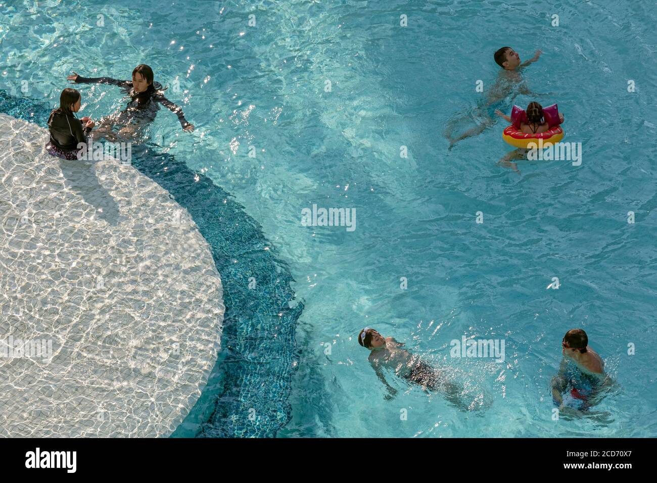 Enfants jouant dans la piscine de l'hôtel, Patong, Phuket, Thaïlande Banque D'Images