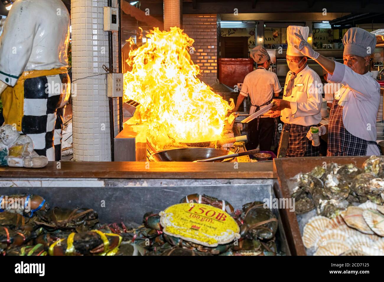 Cuisine ouverte Flames au restaurant Savooey Seafood, Patong, Phuket, Thaïlande Banque D'Images